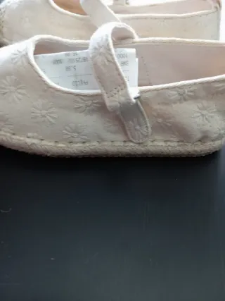 Zapatos niña blancos bordados. Zara. Talla 27