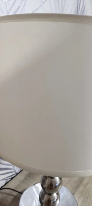 Lámpara de mesa o formitorio Zara Home.