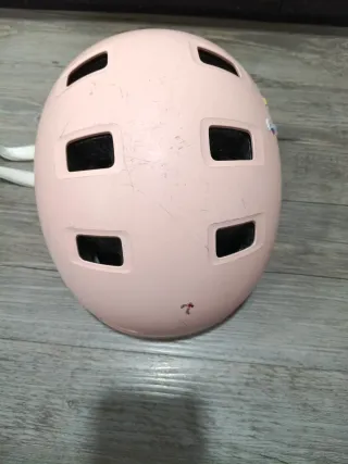 Casco de niña rosa para bicicleta o patines.