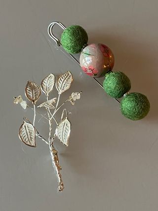 Coppia di spille decorative