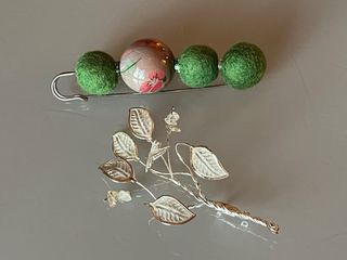 Coppia di spille decorative