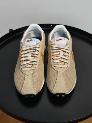 Sapatilhas Nike bege e dourado