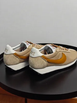 Sapatilhas Nike bege e dourado