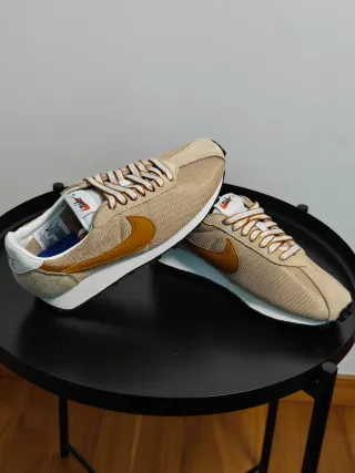 Sapatilhas Nike bege e dourado