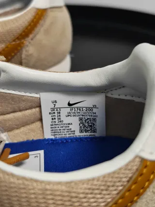 Sapatilhas Nike bege e dourado