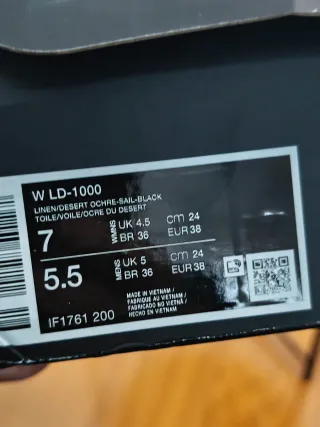 Sapatilhas Nike bege e dourado