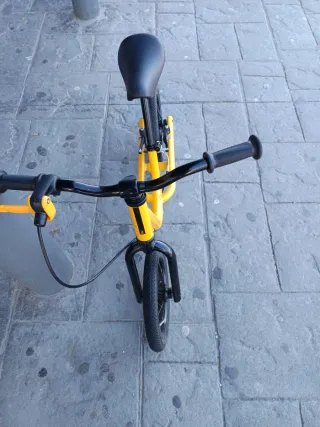 Bicicleta de equilibrio amarilla