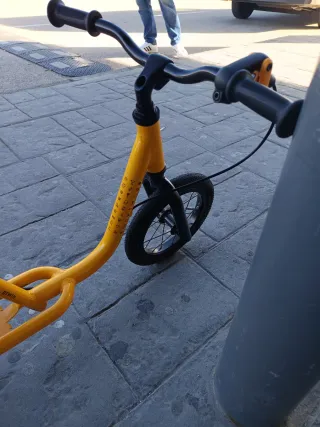 Bicicleta de equilibrio amarilla