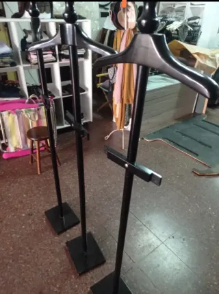 Perchero de pie negro