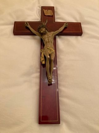 Crucifijo de madera con figura de Cristo