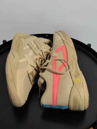 Sapatilhas Puma bege e multicolor