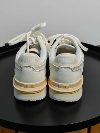 Sapatilhas Puma bege e branco