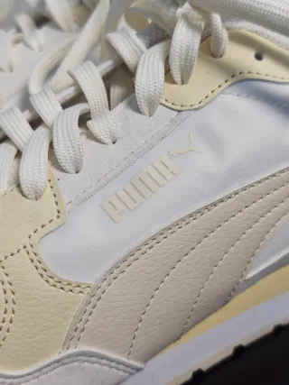 Sapatilhas Puma bege e branco