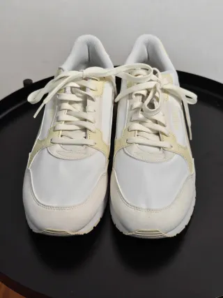 Sapatilhas Puma bege e branco