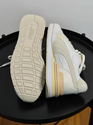 Sapatilhas Puma bege e branco