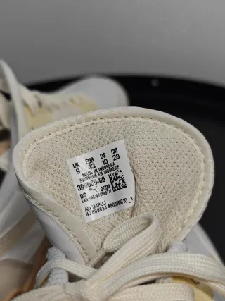 Sapatilhas Puma bege e branco