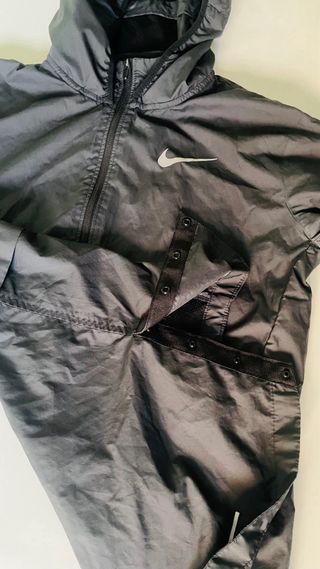 Chaqueta running Nike negra con capucha