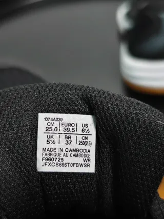 Sapatilhas ASICS Pretas e Brancas