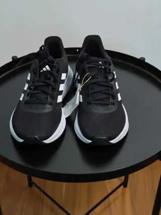 Sapatilhas Adidas Pretas e Brancas