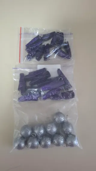Lote de plomos y señuelos de pesca