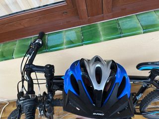 Bicicleta B-PRO con casco