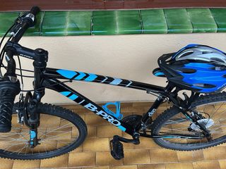 Bicicleta B-PRO con casco