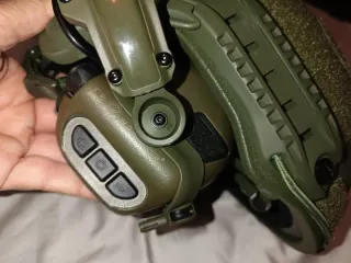 Casco balístico con protección auditiva