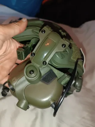 Casco balístico con protección auditiva