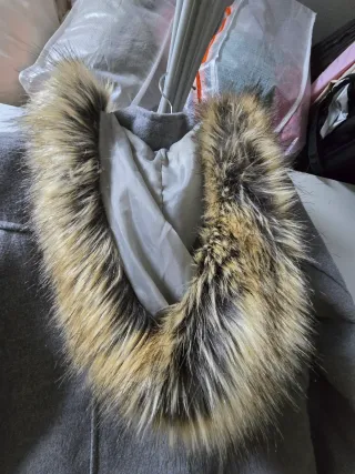 Abrigo gris con capucha y pelo