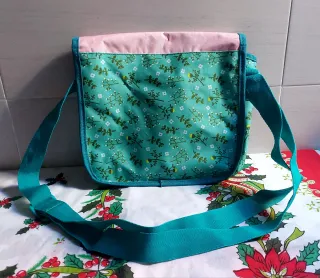 Bolso niña Busquets Coquette con correa ajustable.