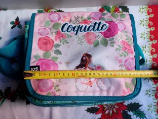 Bolso niña Busquets Coquette con correa ajustable.