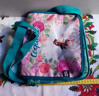 Bolso niña Busquets Coquette con correa ajustable.