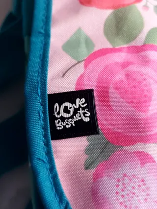 Bolso niña Busquets Coquette con correa ajustable.