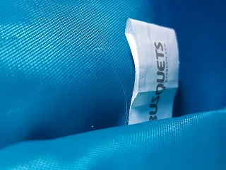 Bolso niña Busquets Coquette con correa ajustable.