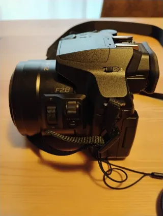 Fotocamera Lumix FZ300 con scatola