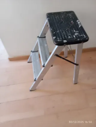 Escalera plegable de aluminio