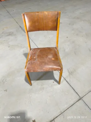 Silla de piel y madera