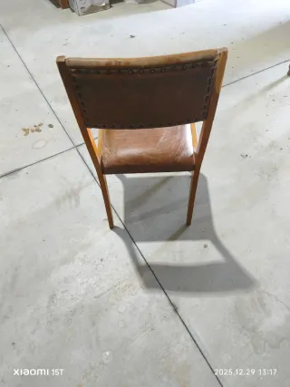 Silla de piel y madera