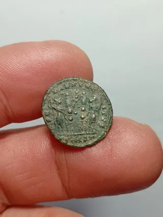 Escaso follis Constantino / Arles