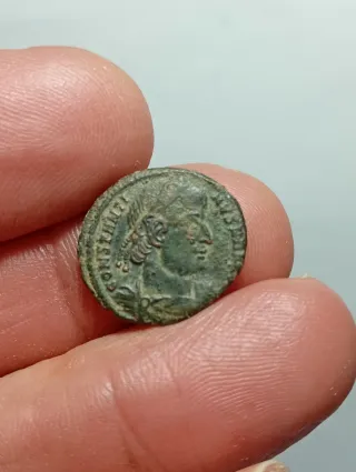 Escaso follis Constantino / Arles