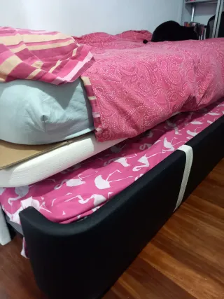 Cama nido tapizada cuero negro y blanco