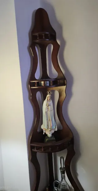 Esquinera de madera con jarrón