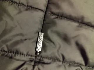 Piumino Adidas nero con strisce bianche