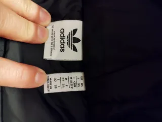 Piumino Adidas nero con strisce bianche