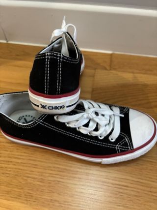 Zapatillas lona tipo All Stars negras y blancas