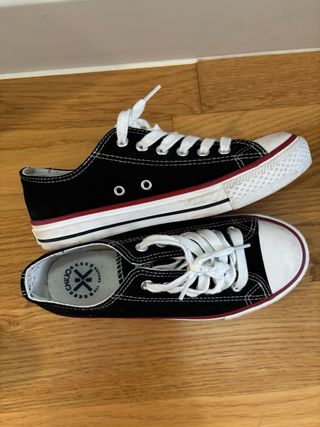 Zapatillas lona tipo All Stars negras y blancas