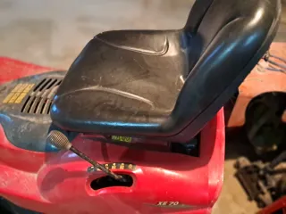 Tractor cortacésped rojo