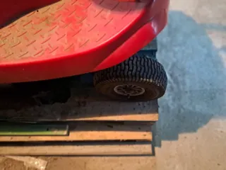 Tractor cortacésped rojo