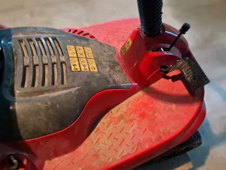 Tractor cortacésped rojo