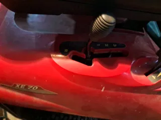 Tractor cortacésped rojo